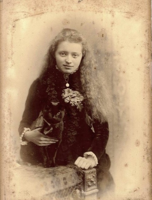 feuille-d-automne: 1890s: Portrait of a Swindon Girl by Henry Hemmins Via