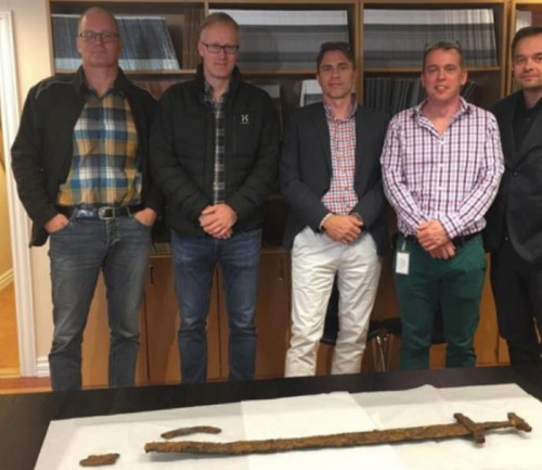 art-of-swords:[ NEWS ] Goose hunters find a beautifully preserved 1000-year old Viking swordFive loc
