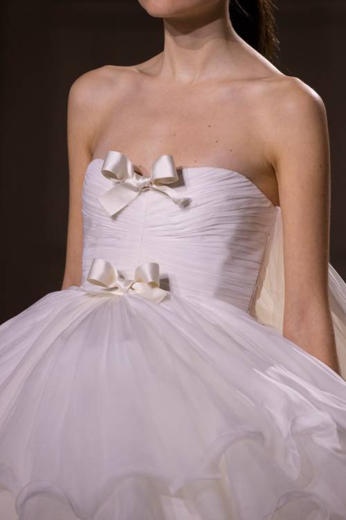 GIAMBATTISTA VALLI Pre-Fall 2022if You Want To Support This Blog Consider Donating To: Ko-fi.com/fashionrunways