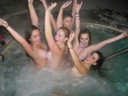 hotdrunkchicks:  Hot Tub Nakedness