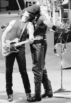 kazuhiramlller:muppetmolly:My favorite picture of Bruce Springsteen and Clarence Clemons.