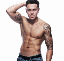 sexymalesdaily:Ray Quinn