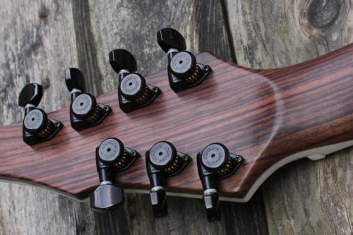 benzaman:Daemoness Cimmerian.This stunning 7-string was built by the wonderfully talented craftsmen 