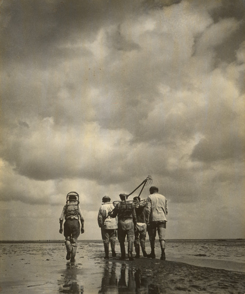 Workers at the Sea, 1933François Kollar :: Robotníci pri odchode do práce na more | Workers leaving 