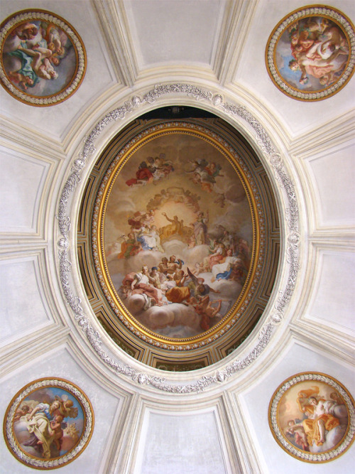 un-monde-de-papier:Vues du monumental escalier d’honneur du palais de Caserte, en Italie.Photo 1: cc