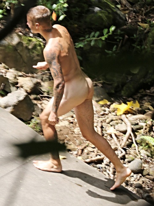 daravichet7777: fuckyoustevepena: More HQ Naked Pics of Justin Bieber in Hawaii Loy