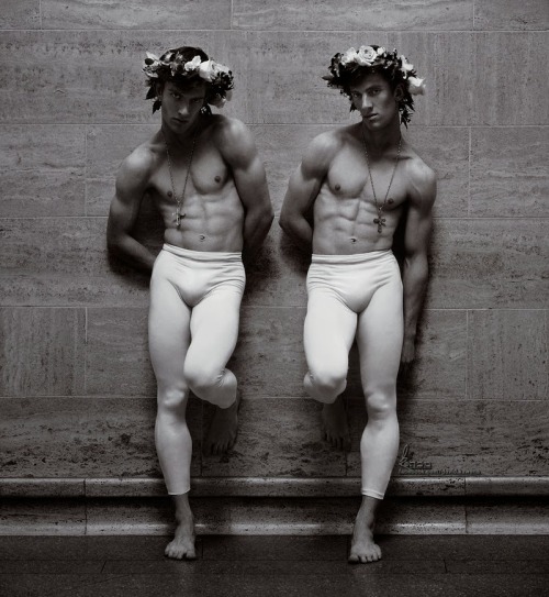 100artistsbook:  Australian dancer/choreographer Joseph Simons at New York’s Grand Central Terminal photographed by David Kawena More male art at www.theartofman.net and www.VitruvianLens.com 