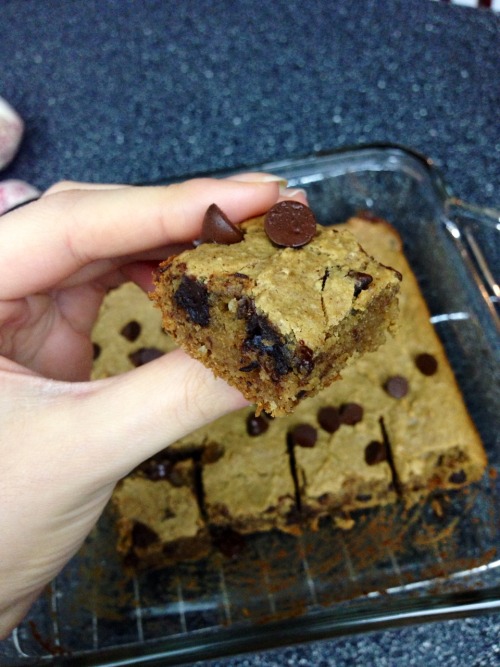 be-healthybehappy:  Healthy flourless chickpea blondies! Made with almond butter, dark chocolate, chickpeas, and raw honey :) stuck to the recipe (except for switching from maple syrup to raw honey, the recipe is originally vegan). Also the baking time