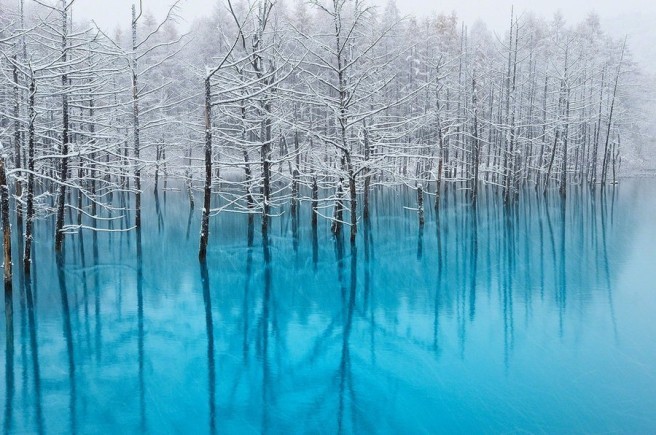 actegratuit:  The Blue Pond in Hokkaido Changes Colors Depending on the Weather “The