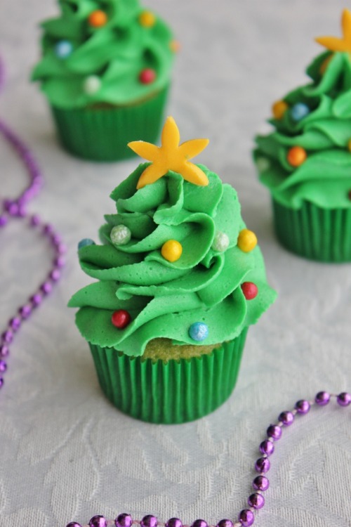 therecipepantry:Mini Christmas Tree Cupcakes 