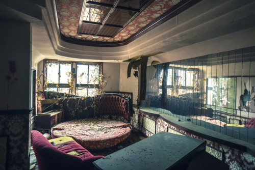 elugraphy:Abandoned love hotel.