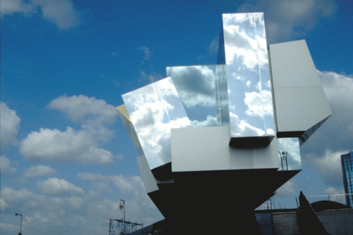 enochliew:  K-Museum by Makoto Sei Watanabe A combination of simple units produces a complex whole.