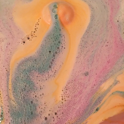 this bath bomb is so pretty reminds me of pics of jupiter