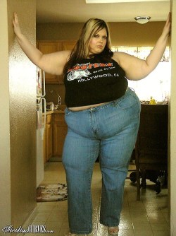 bbq-dabby:  cl6672:  subtlefeeder:  The way jeans SHOULD fit!!!  That’s my kind of Hooters girl ;)  WOW