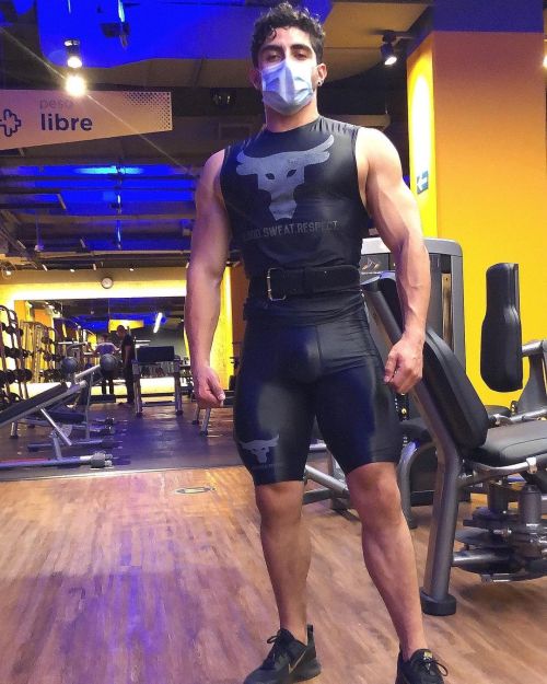 redouantight:  Strong legs, strong bulge