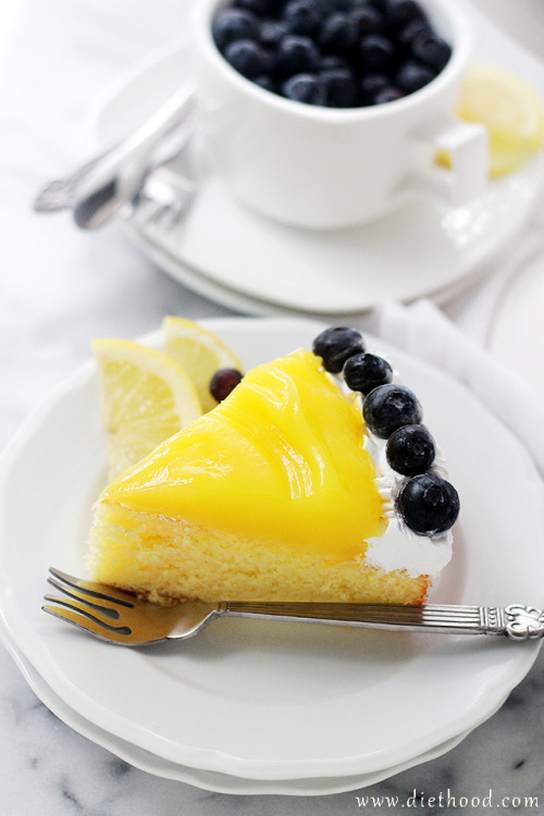 magicalfoodtime:(via Lemon Curd-Topped Lemon Cake Recipe | Diethood)