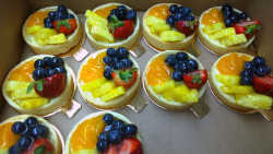 magecakes:  Catherine decorated these. I made and baked off the tarts =D ☆Pate Sucree Tart☆Pastry Cream☆Assorted Fruit☆Glitter Glaze