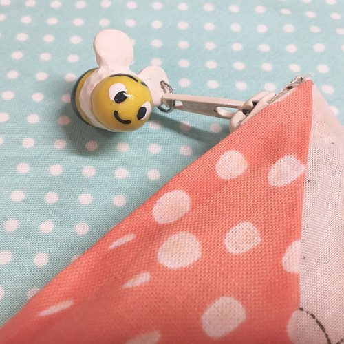 sckawaii:Make a kawaii no sew travel pouch with our latest tutorial! Andi used Shinzi Katoh fabric f