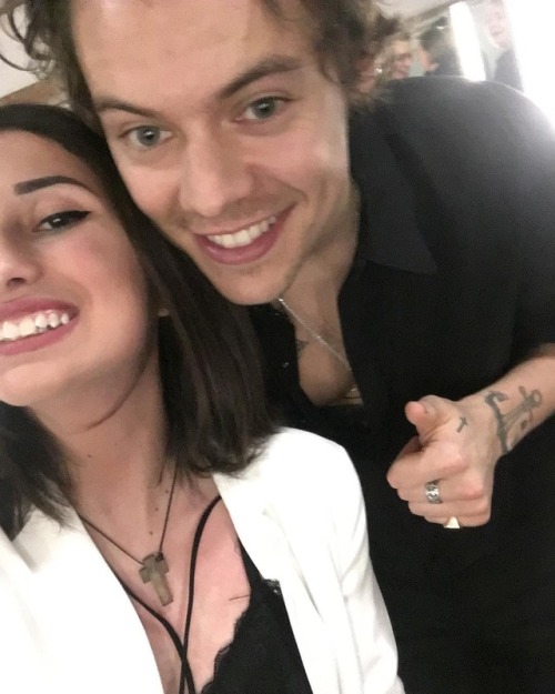 harrystylesdaily: Backstage in Dublin - April 16 (via _psuxoktonia)