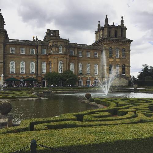 These gardens are giving me wedding ideas! #blenheimpalace #blenheim #palace #gardens #fountain #wat