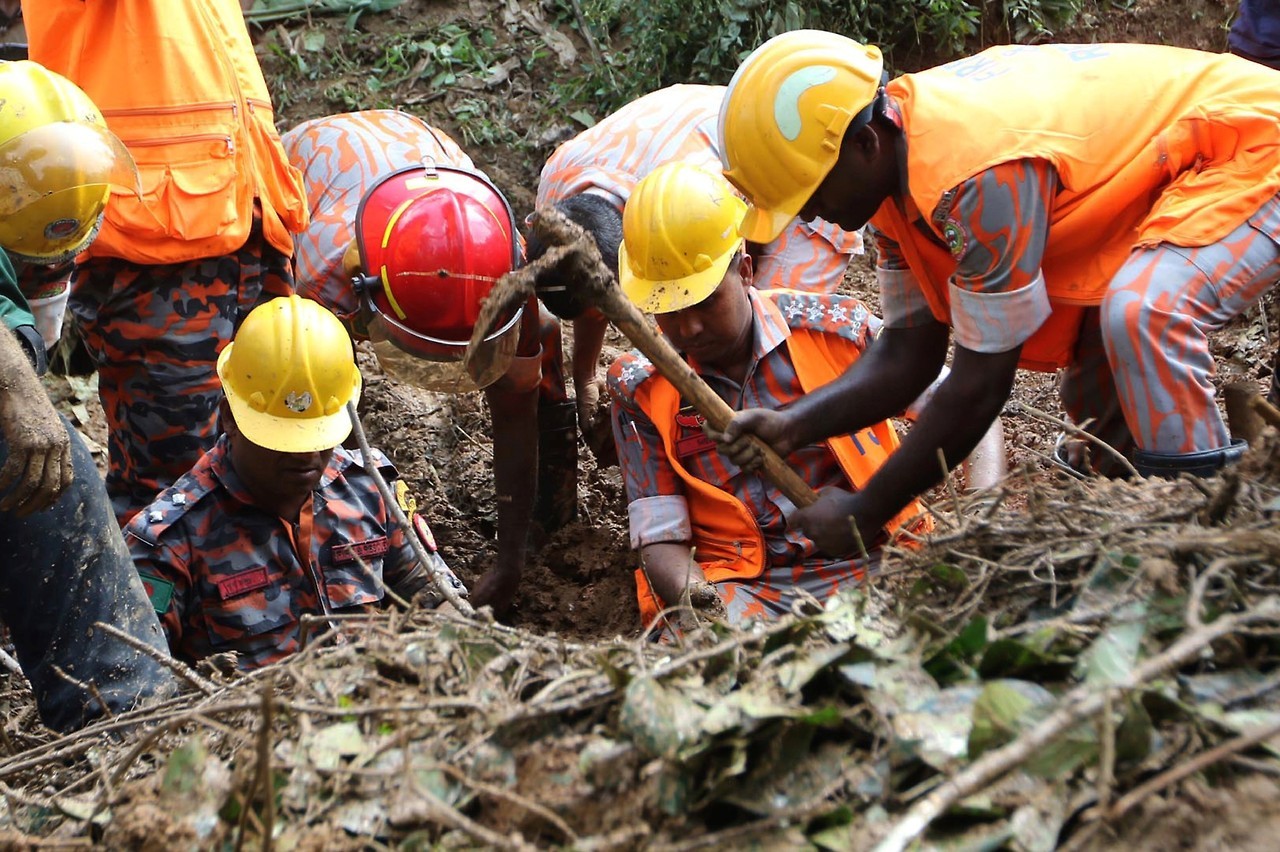 ALUD. Al menos 134 personas han perdido la vida por deslizamientos de tierra provocados por las fuertes lluvias en el sureste de Bangladesh. Se espera que la cifra siga creciendo según vayan llegando las autoridades a todas las zonas afectadas,...