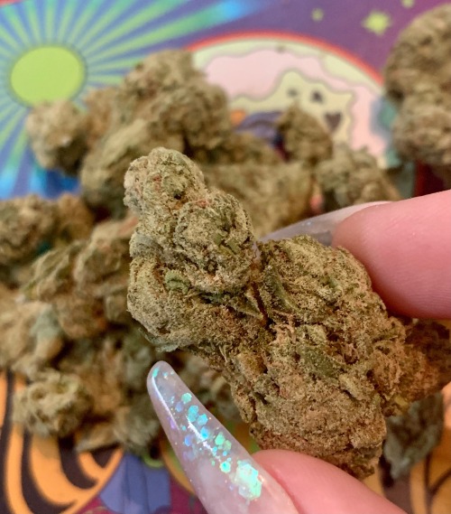 kellyxkush:a kiefy qtr of some og kush 🤤