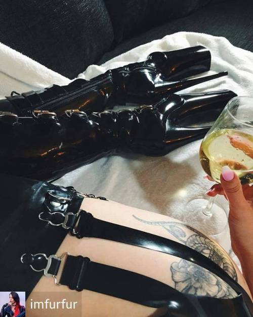 Credit to @imfurfur : What makes the evening perfect? ×♡ patreon.com/imfurfur/×#latex#honourclothing