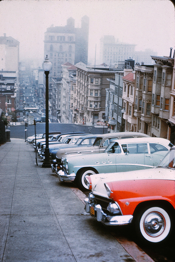 solo-vintage:  1955- Streetscape on Nob Hill in San Francisco 