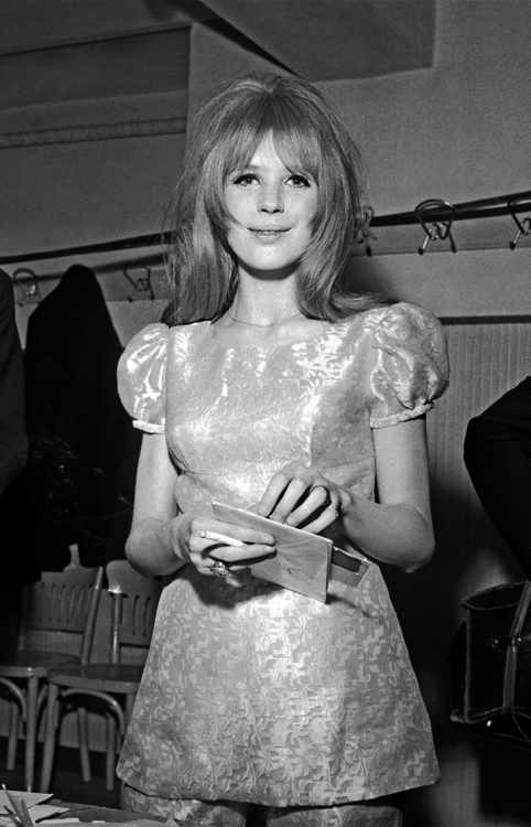 faithfullforever: Marianne Faithfull opening fanmail backstage at San Remo Song Festival | January 1