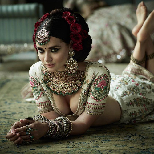 Sabyasachi Heritage Jewelry CollectionPhotography: Tarun VishwaModels: Eugeniya Belousova & Priy