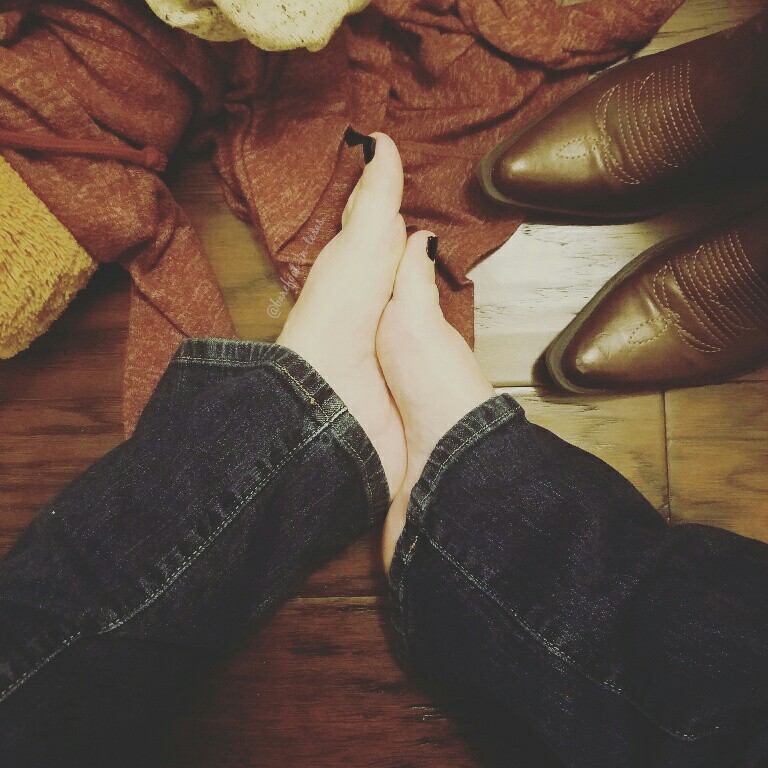 barefoot-in-texas:  happy friday lovelies!  no cute shoes today 😕 it’s a little