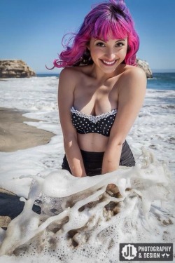 eyesthatglow:  You can now purchase the Santa Cruz Pin Ups 2014 calendar! This is the photo of me you’ll get to stare at for a whole month if you buy it! 💖  http://www.magcloud.com/browse/issue/688917?__r=435719