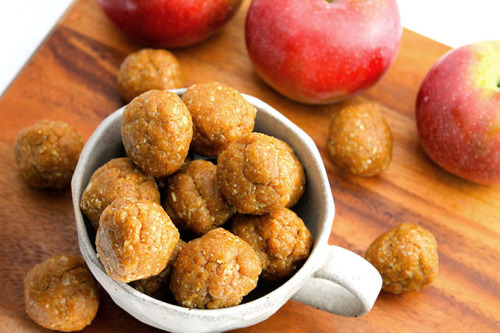 the-exercist:  Raw Apple Pie Bites from The Healthy Maven:  1 cup pitted dates 1 cup dried apple rings, chopped 1 cup rolled oats 1 cup cashews ½ tsp cinnamon ½ tsp nutmeg ¼ tsp sea salt Instructions: Add dates and apple rings to