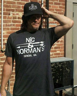 reedus-place:  https://www.facebook.com/NormanReedusItalia/