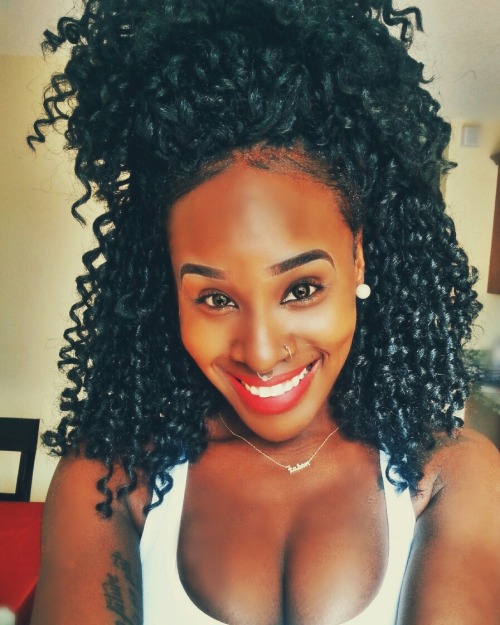 darkchocolate-creature: bloomflowersbee:  5'5 with brown eyes.. smile like the sunrise ⛅  Bruuuuuh H