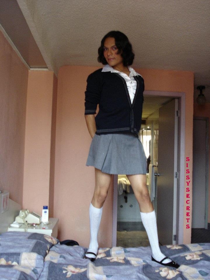 FOTOS DE UNA BELLA COLEGIALA TRAVESTI-SISSY DE MEXICO.  SE LLAMA SARAY