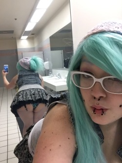 satanicdoki:This is what public bathrooms are for, right?  Absolutely