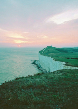 jamas-rendirse:  Beachy Head By pomennedy.