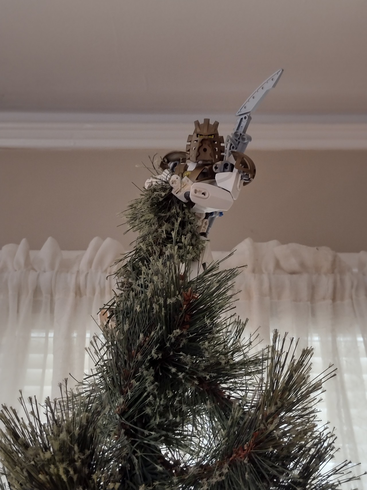 afanofmanyhats:Angels have to go on top of the tree, right?