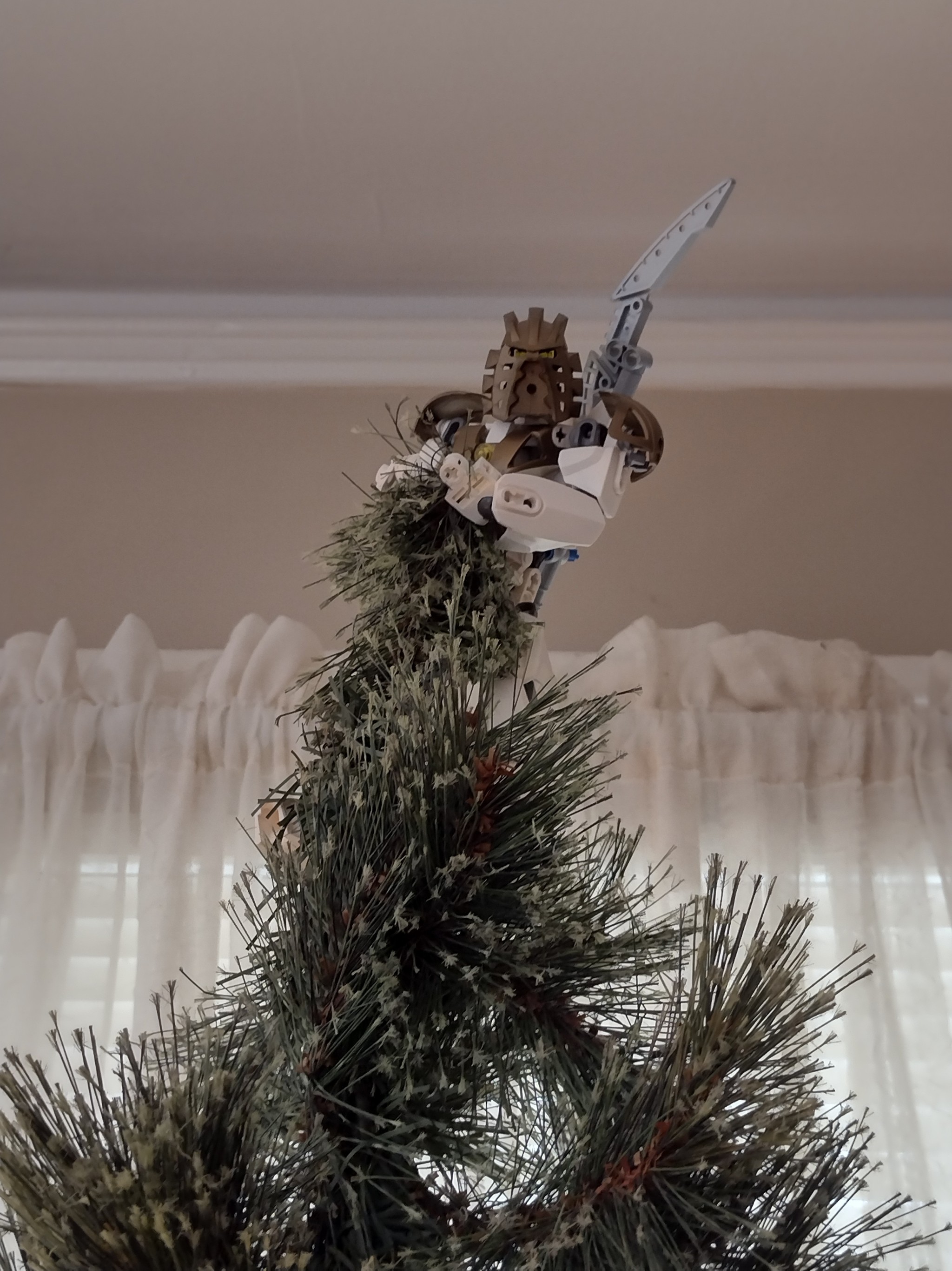 afanofmanyhats:Angels have to go on top of the tree, right?
