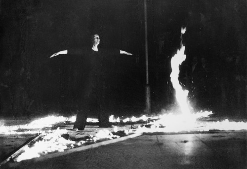 aa05150:  Marina Abramović: Rhythm 5 (1974)