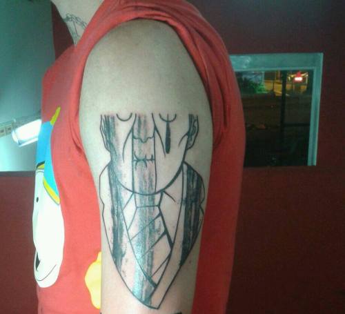 O Marcos Vinicius tatuou logo a capa de O Fim da Trégua gigaaante no braço. Ficou muito louca ou nem