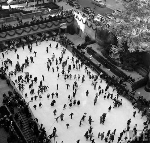 The Rink at Rockefeller Center(Andreas Feininger and George Silk. 1950)