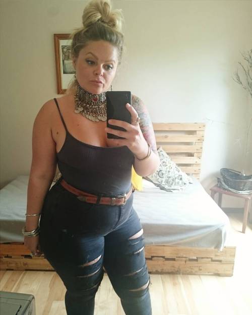 tallulah-moon:  Had such a fun afternoon at my sister’s yesterday 😁 and the lighting at her place is 👌😝 #selfiesforselflove