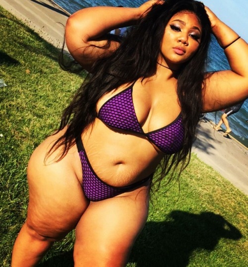 nastynate2353:  Kamora so fine, look at them strech marks right above that fat pussy. 😍😋😩