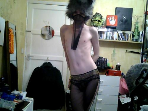 I had to keep pressing the mouse button because that’s how I take my pictures. I really wish I had a timer or something… hmm. More webcam bellydancer outfit. C: 