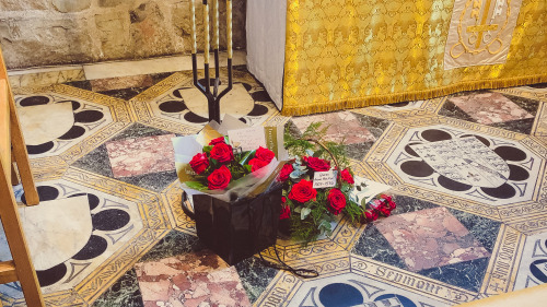 falconqueen: Roses in memory George and Anne Boleyn above their graves in the Chapel of St. Peter ad