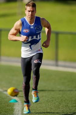 sporthunks:  The always sexy North Melbourne Kangaroos hunk, Andrew Swallow, bulging in his Skins during practice