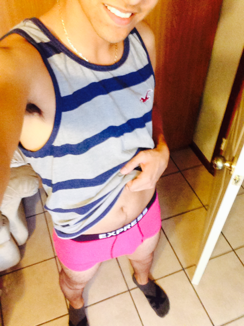 only0ctavi0:  Got the idea from ta1989 lol No pants Friday! 