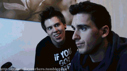 i-self-destructed-me:  iamnoeliayourhero:  Hacer el ROBOT (?  Rubius<3 